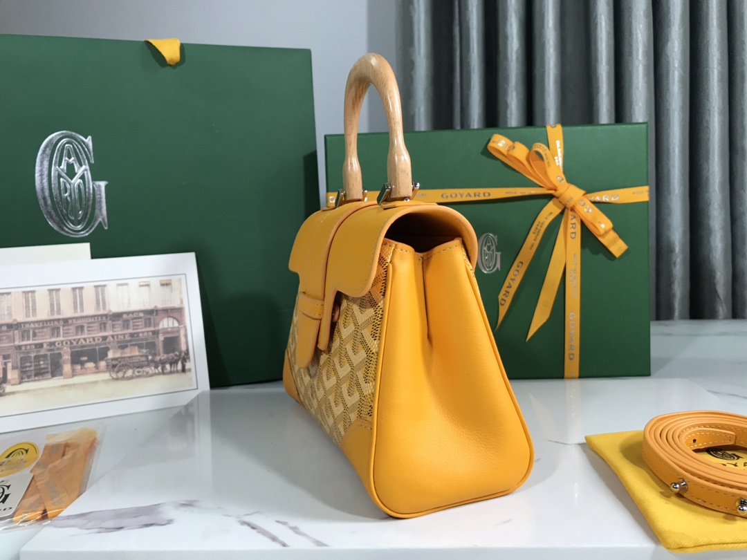 P1220 Goyard yellow mini Saigon Saigon bag symbolizes love, elegance and sophistication! Low-profile and perfect workmanship, this bag is elegant and retro without losing the flavor of the style that is hard to resist carry is incredibly light ~ 👯 Material: wood glazed handle with imported cowhide 🐂 Size: 20 x 14.5 x 9cm, plus the wooden handle total height of 25cm