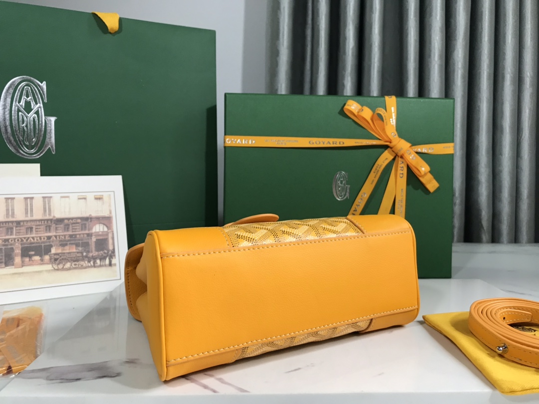 P1220 Goyard yellow mini Saigon Saigon bag symbolizes love, elegance and sophistication! Low-profile and perfect workmanship, this bag is elegant and retro without losing the flavor of the style that is hard to resist carry is incredibly light ~ 👯 Material: wood glazed handle with imported cowhide 🐂 Size: 20 x 14.5 x 9cm, plus the wooden handle total height of 25cm