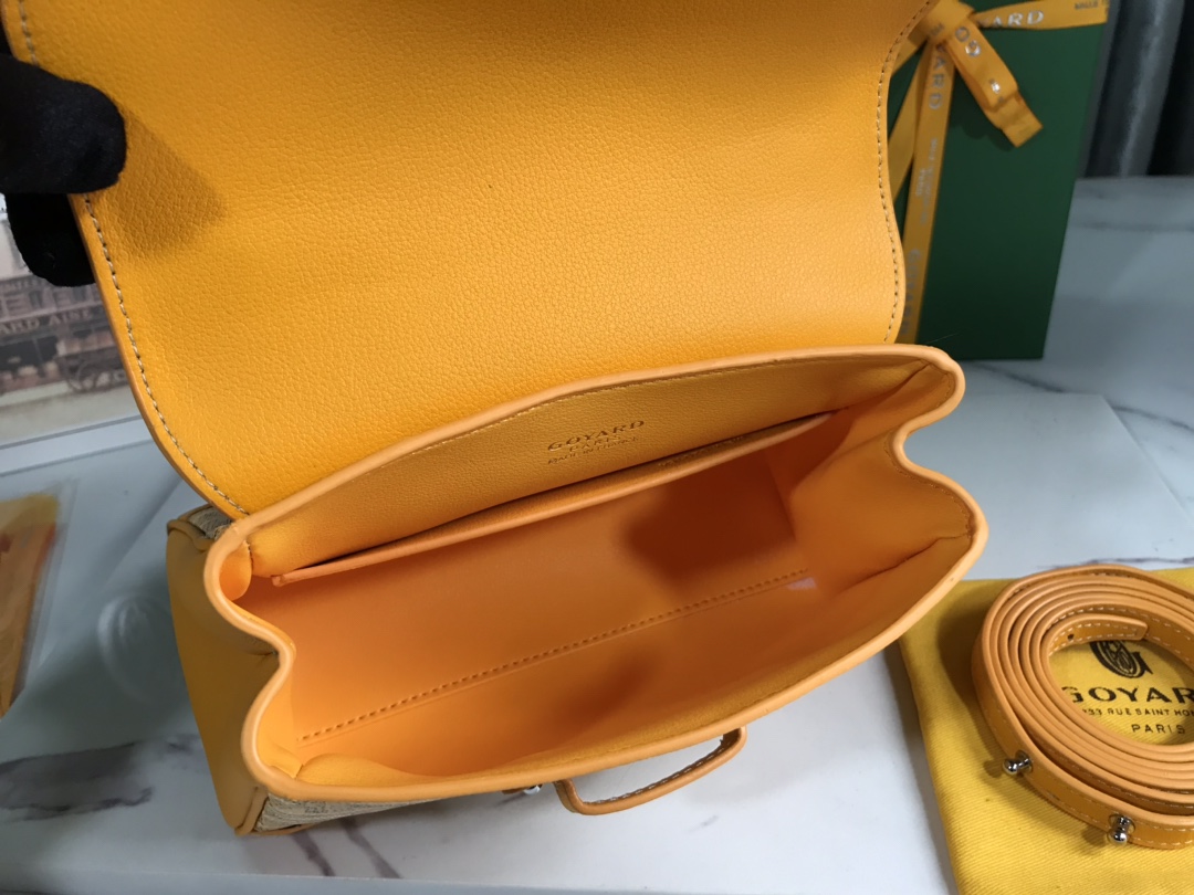 P1220 Goyard yellow mini Saigon Saigon bag symbolizes love, elegance and sophistication! Low-profile and perfect workmanship, this bag is elegant and retro without losing the flavor of the style that is hard to resist carry is incredibly light ~ 👯 Material: wood glazed handle with imported cowhide 🐂 Size: 20 x 14.5 x 9cm, plus the wooden handle total height of 25cm