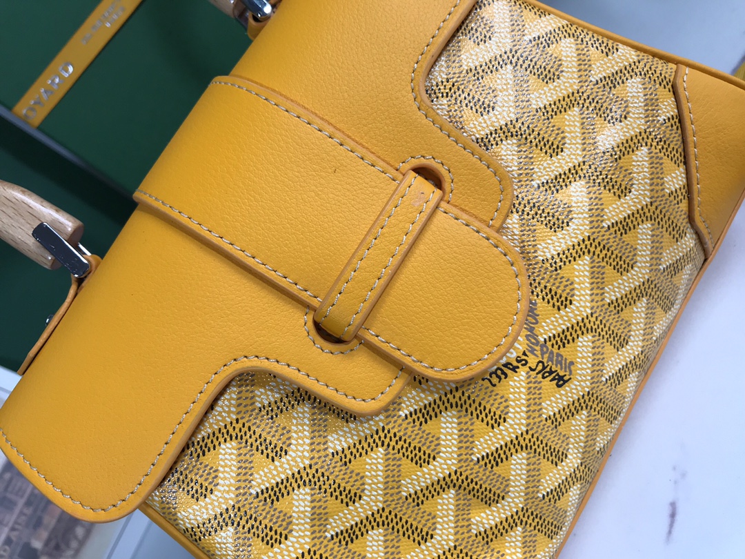 P1220 Goyard yellow mini Saigon Saigon bag symbolizes love, elegance and sophistication! Low-profile and perfect workmanship, this bag is elegant and retro without losing the flavor of the style that is hard to resist carry is incredibly light ~ 👯 Material: wood glazed handle with imported cowhide 🐂 Size: 20 x 14.5 x 9cm, plus the wooden handle total height of 25cm