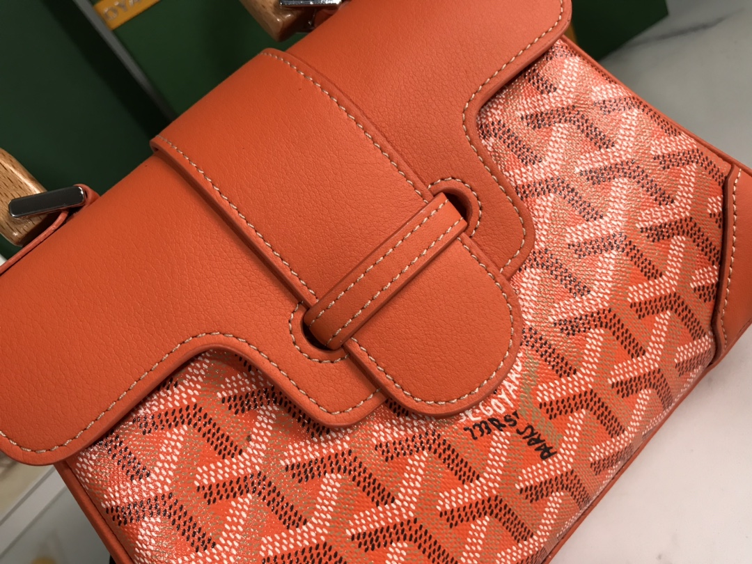 P1220 Goyard Orange mini Saigon Saigon bag symbolizes love, elegance and sophistication! Low-profile and perfect workmanship, this bag is elegant and retro without losing the flavor of the style that is hard to resist carry is incredibly light ~ 👯 Material: wood glazed handle with imported cowhide 🐂 Size: 20 x 14.5 x 9cm, plus the wooden handle total height of 25cm