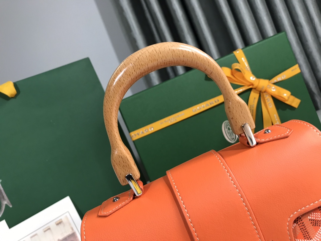 P1220 Goyard Orange mini Saigon Saigon bag symbolizes love, elegance and sophistication! Low-profile and perfect workmanship, this bag is elegant and retro without losing the flavor of the style that is hard to resist carry is incredibly light ~ 👯 Material: wood glazed handle with imported cowhide 🐂 Size: 20 x 14.5 x 9cm, plus the wooden handle total height of 25cm