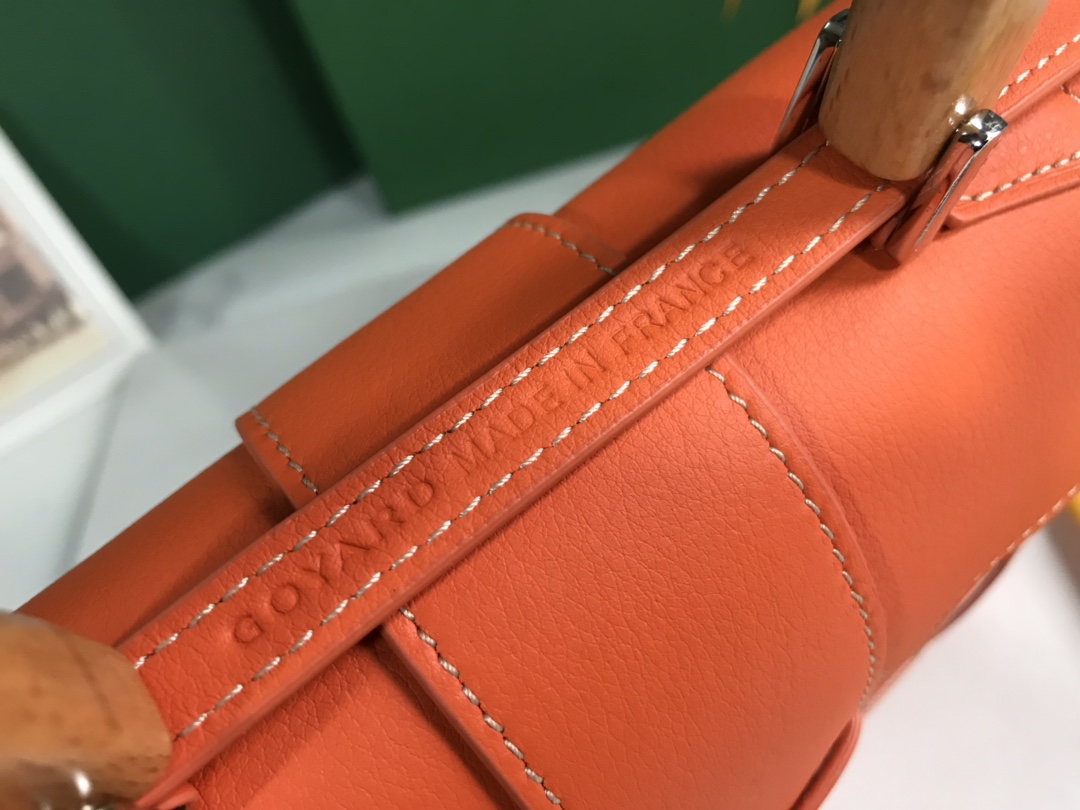 P1220 Goyard Orange mini Saigon Saigon bag symbolizes love, elegance and sophistication! Low-profile and perfect workmanship, this bag is elegant and retro without losing the flavor of the style that is hard to resist carry is incredibly light ~ 👯 Material: wood glazed handle with imported cowhide 🐂 Size: 20 x 14.5 x 9cm, plus the wooden handle total height of 25cm