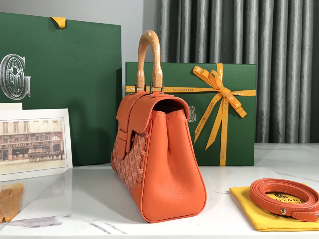 P1220 Bolsa Saigon mini amarela Goyard A bolsa Saigon simboliza o amor, a elegância e a sofisticação! De perfil baixo e acabamento perfeito, essa bolsa é elegante e retrô sem perder o estilo, por isso é difícil resistir ao estilo de carregar é incrivelmente leve ~ 👯 Material: alça de madeira envidraçada com couro bovino importado 🐂 Tamanho: 20 x 14,5 x 9cm, mais a alça de madeira altura total de 25cm.