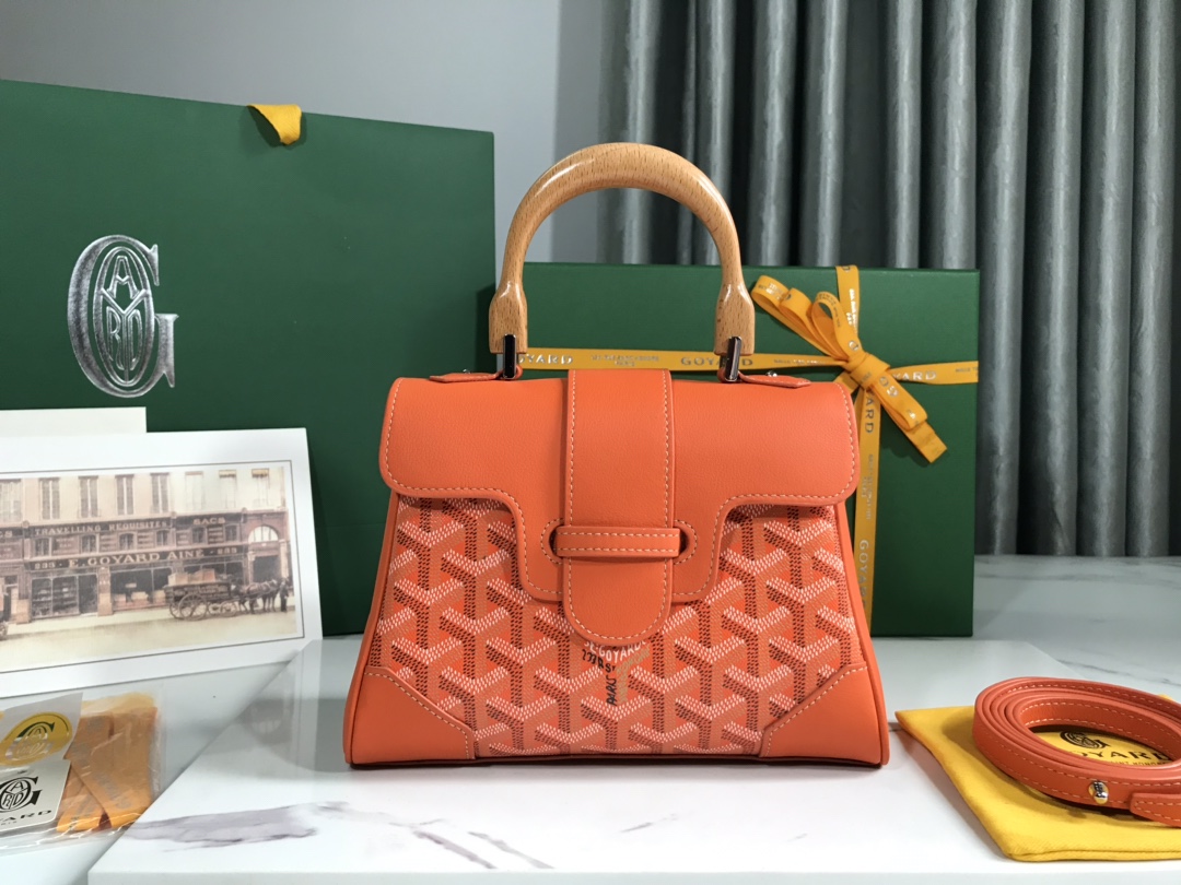 P1220 Goyard 橙色mini Saigon 西贡包 象征着爱情、优雅、与精致的Saigon包！低调做工又完美、这款包优雅复古又不失风情让人很难拒绝的款式拎起来 是超乎想象的轻～👯 材质：木釉手柄配进口头层牛皮🐂尺寸：20×14.5×9cm、加上木柄总高25cm-高仿包包