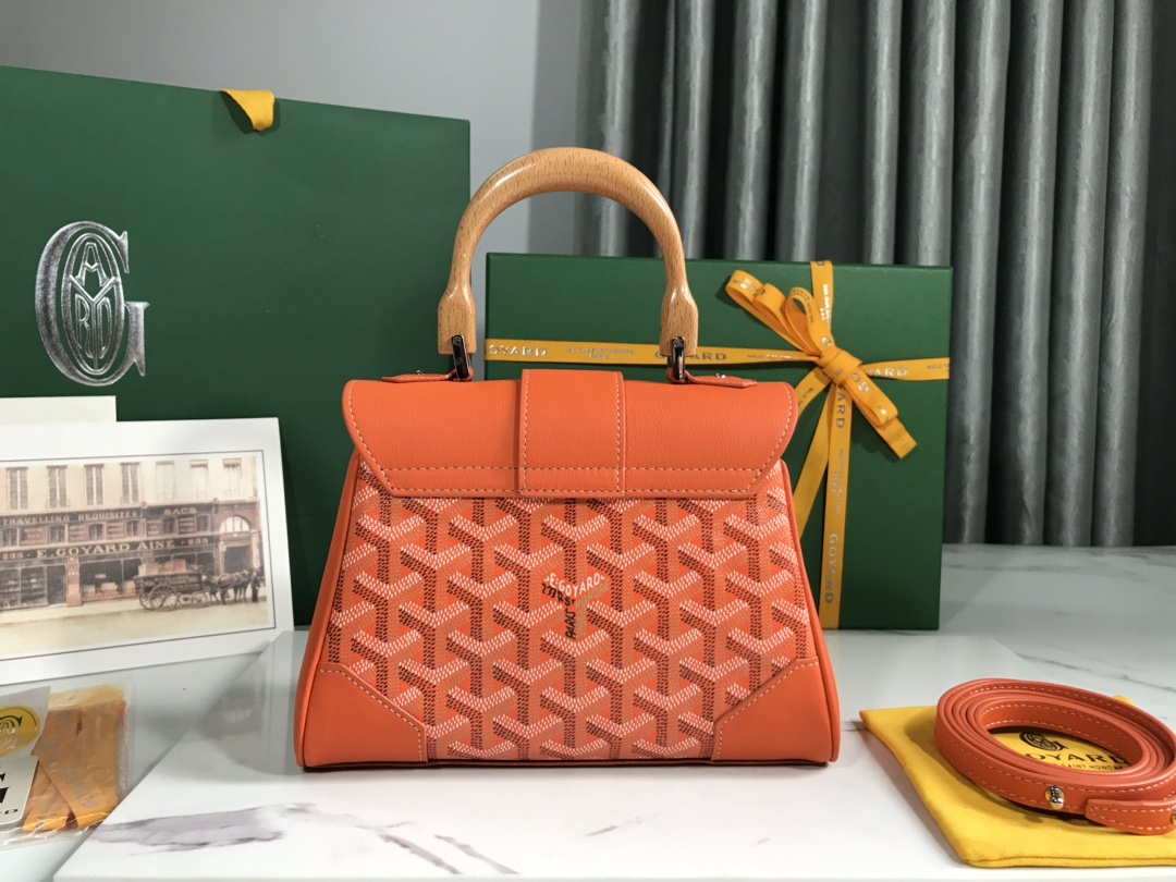 P1220 Bolsa Saigon mini amarela Goyard A bolsa Saigon simboliza o amor, a elegância e a sofisticação! De perfil baixo e acabamento perfeito, essa bolsa é elegante e retrô sem perder o estilo, por isso é difícil resistir ao estilo de carregar é incrivelmente leve ~ 👯 Material: alça de madeira envidraçada com couro bovino importado 🐂 Tamanho: 20 x 14,5 x 9cm, mais a alça de madeira altura total de 25cm.