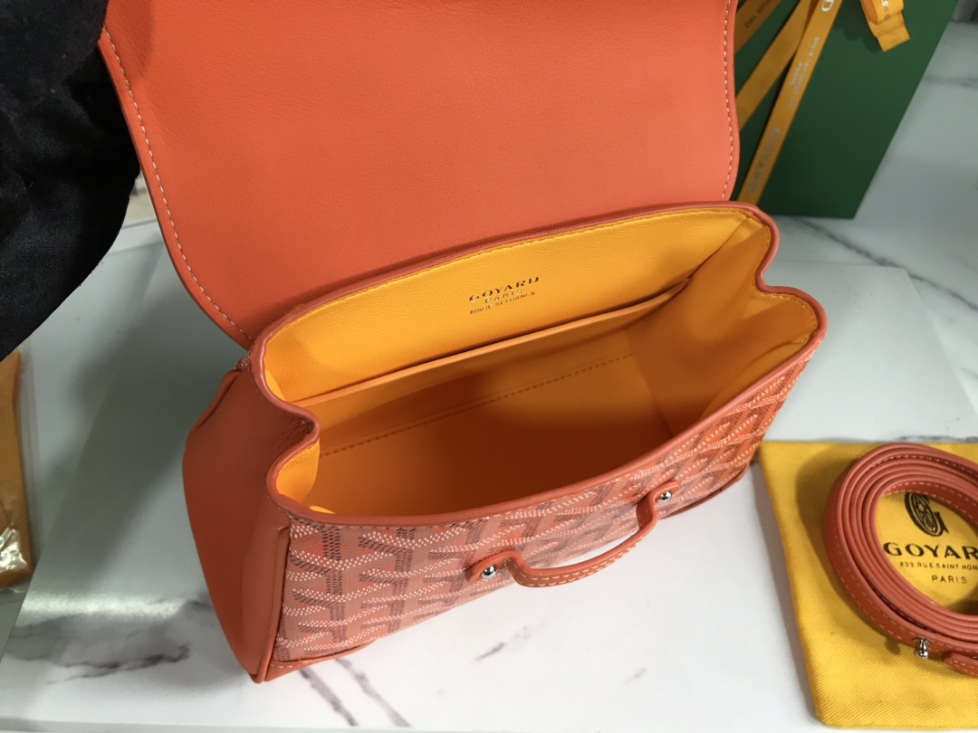 P1220 Goyard Orange mini Saigon Saigon bag symbolizes love, elegance and sophistication! Low-profile and perfect workmanship, this bag is elegant and retro without losing the flavor of the style that is hard to resist carry is incredibly light ~ 👯 Material: wood glazed handle with imported cowhide 🐂 Size: 20 x 14.5 x 9cm, plus the wooden handle total height of 25cm