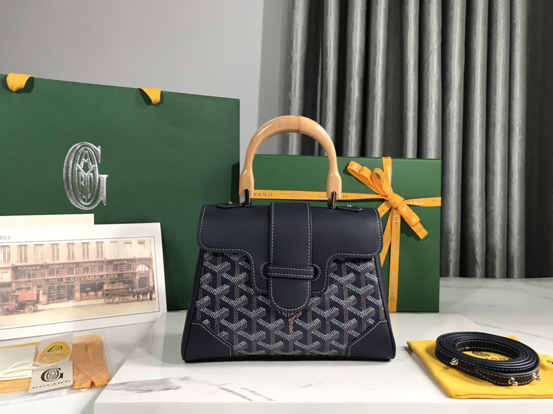 P1220 Goyard mini Saigon bag in dark blue Saigon bag symbolizes love, elegance, and sophistication of the Saigon bag! Low-profile workmanship and perfect, this bag is elegant retro and not lose the flavor of the style is very difficult to refuse to carry up is beyond the imagination of the light ~ 👯 Material: wood glazed handle with imported first layer cowhide 🐂 Size: 20x14.5 x 9cm, plus the wooden handle total height of 25cm-high imitation of the factory!