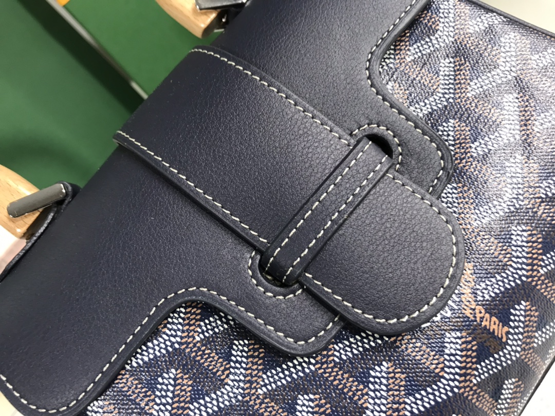 P1220 Goyard mini Saigon bag in dark blue Saigon bag symbolizes love, elegance, and sophistication of the Saigon bag! Low-profile workmanship and perfect, this bag is elegant retro and not lose the flavor of the style is very difficult to refuse to carry up is beyond the imagination of the light ~ 👯 Material: wood glazed handle with imported first layer cowhide 🐂 Size: 20x14.5 x 9cm, plus the wooden handle total height of 25cm-high imitation of the factory!