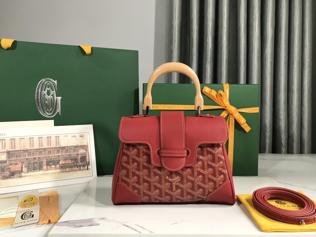 P1220 Goyard 红色mini Saigon 西贡包 象征着爱情、优雅、与精致的Saigon包！低调做工又完美、这款包优雅复古又不失风情让人很难拒绝的款式拎起来 是超乎想象的轻～👯 材质：木釉手柄配进口头层牛皮🐂尺寸：20×14.5×9cm、加上木柄总高25cm-高仿包包