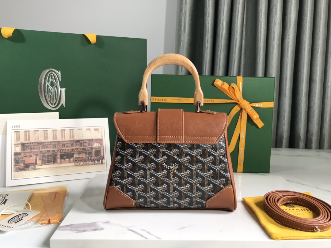 P1220 Bolsa Saigon mini amarela Goyard A bolsa Saigon simboliza o amor, a elegância e a sofisticação! De perfil baixo e acabamento perfeito, essa bolsa é elegante e retrô sem perder o estilo, por isso é difícil resistir ao estilo de carregar é incrivelmente leve ~ 👯 Material: alça de madeira envidraçada com couro bovino importado 🐂 Tamanho: 20 x 14,5 x 9cm, mais a alça de madeira altura total de 25cm.