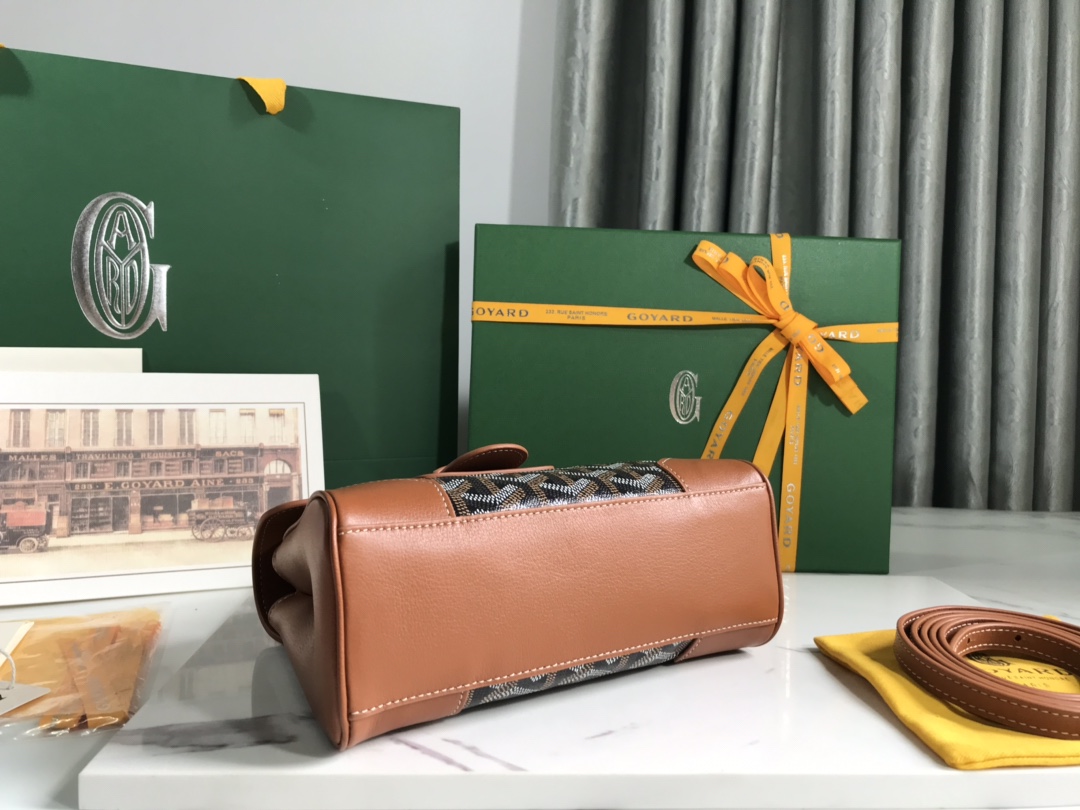 P1220 Bolsa Saigon mini amarela Goyard A bolsa Saigon simboliza o amor, a elegância e a sofisticação! De perfil baixo e acabamento perfeito, essa bolsa é elegante e retrô sem perder o estilo, por isso é difícil resistir ao estilo de carregar é incrivelmente leve ~ 👯 Material: alça de madeira envidraçada com couro bovino importado 🐂 Tamanho: 20 x 14,5 x 9cm, mais a alça de madeira altura total de 25cm.