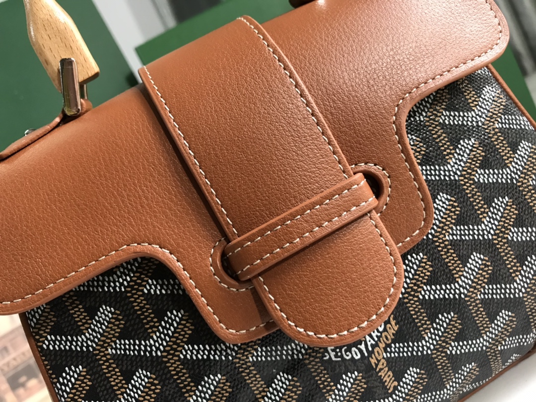 P1220 Bolsa Saigon mini amarela Goyard A bolsa Saigon simboliza o amor, a elegância e a sofisticação! De perfil baixo e acabamento perfeito, essa bolsa é elegante e retrô sem perder o estilo, por isso é difícil resistir ao estilo de carregar é incrivelmente leve ~ 👯 Material: alça de madeira envidraçada com couro bovino importado 🐂 Tamanho: 20 x 14,5 x 9cm, mais a alça de madeira altura total de 25cm.