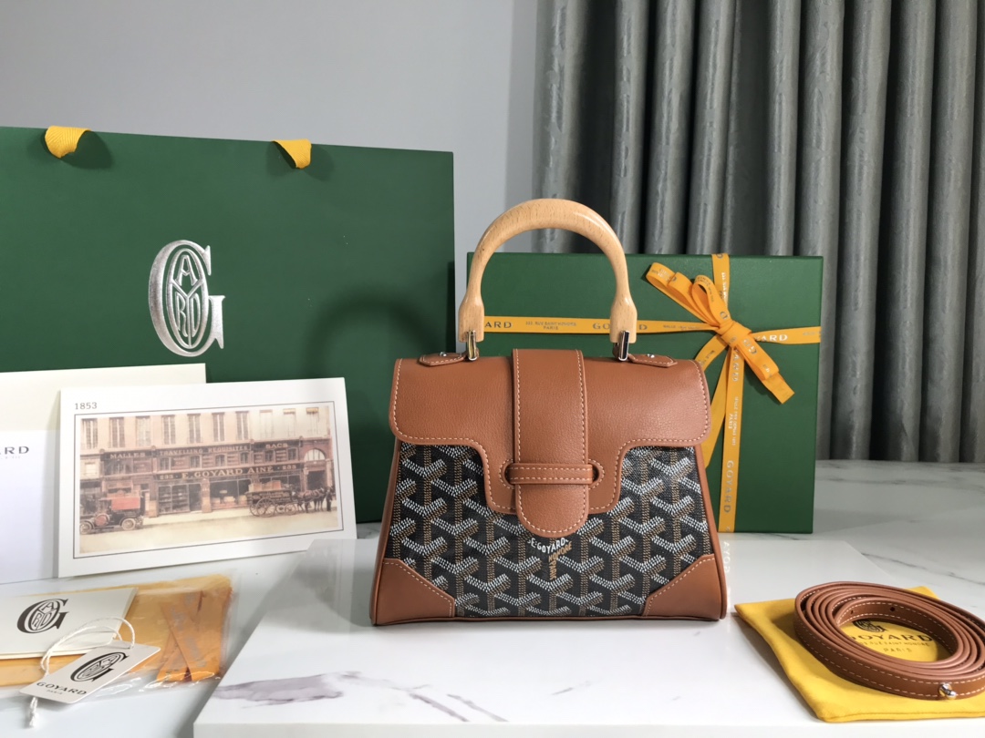 P1220 Goyard 棕色mini Saigon 西贡包 象征着爱情、优雅、与精致的Saigon包！低调做工又完美、这款包优雅复古又不失风情让人很难拒绝的款式拎起来 是超乎想象的轻～👯 材质：木釉手柄配进口头层牛皮🐂尺寸：20×14.5×9cm、加上木柄总高25cm-高仿包包