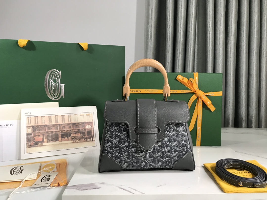 P1220 Goyard 灰色mini Saigon 西贡包 象征着爱情、优雅、与精致的Saigon包！低调做工又完美、这款包优雅复古又不失风情让人很难拒绝的款式拎起来 是超乎想象的轻～👯 材质：木釉手柄配进口头层牛皮🐂尺寸：20×14.5×9cm、加上木柄总高25cm-高仿包包