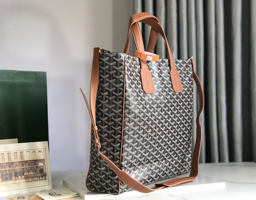 P1500 Goyard tote Voltaire brown men's tote handbag is a vertical version of the iconic Saint Louis bag with more structural delineation of the functionality of the bag both large capacity and sophisticated aesthetic full of urban and modern charm handheld shoulder strap is relatively wide carrying comfort is very high both 🉑️ leisure travel and 🉑️ Business work with the shoulder strap to change different back delivery gift bag 🛍️ gift for self-use are comfortable Size: 38 * 35 * 11.5 Code: 020190-high imitation factory