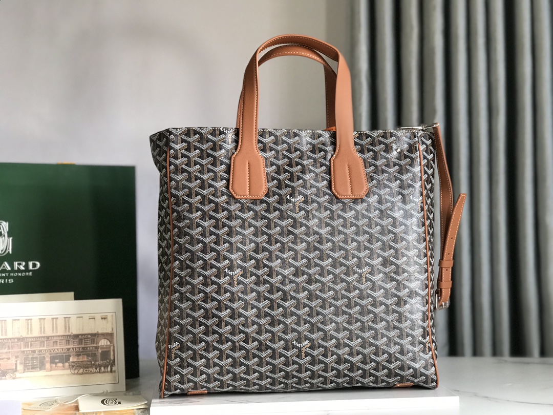 P1500 Goyard tote Voltaire brown men's tote handbag is a vertical version of the iconic Saint Louis bag with more structural delineation of the functionality of the bag both large capacity and sophisticated aesthetic full of urban and modern charm handheld shoulder strap is relatively wide carrying comfort is very high both 🉑️ leisure travel and 🉑️ Business work with the shoulder strap to change different back delivery gift bag 🛍️ gift for self-use are comfortable Size: 38 * 35 * 11.5 Code: 020190-high imitation factory