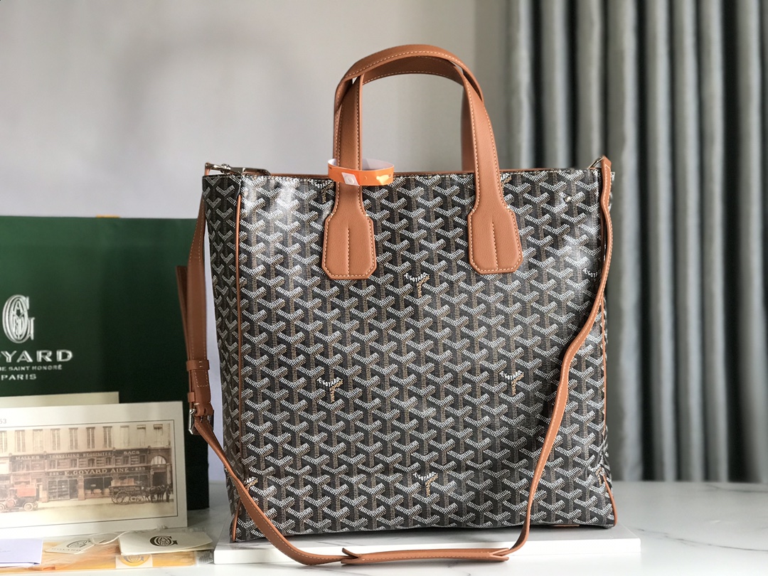 P1500 Goyard tote Voltaire brown men's tote handbag is a vertical version of the iconic Saint Louis bag with more structural delineation of the functionality of the bag both large capacity and sophisticated aesthetic full of urban and modern charm handheld shoulder strap is relatively wide carrying comfort is very high both 🉑️ leisure travel and 🉑️ Business work with the shoulder strap to change different back delivery gift bag 🛍️ gift for self-use are comfortable Size: 38 * 35 * 11.5 Code: 020190-high imitation factory