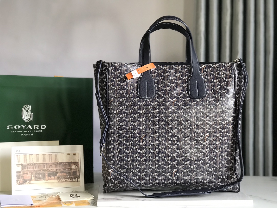 P1500 Goyard tote Voltaire bolso tote negro de los hombres es una versión vertical de la icónica bolsa de Saint Louis con delineación más estructurada de la funcionalidad de la bolsa combina gran capacidad con una estética sofisticada llena de glamour urbano y moderno correas de hombro de mano son más amplios comodidad de transporte tanto 🉑️ viajes de ocio y 🉑️ Trabajo de negocios con la correa de hombro para cambiar las diferentes formas de llevar la entrega de bolsas de regalo 🛍️ regalo para uso propio son cómodasTamaño: 38*35*11.5Código: 020190