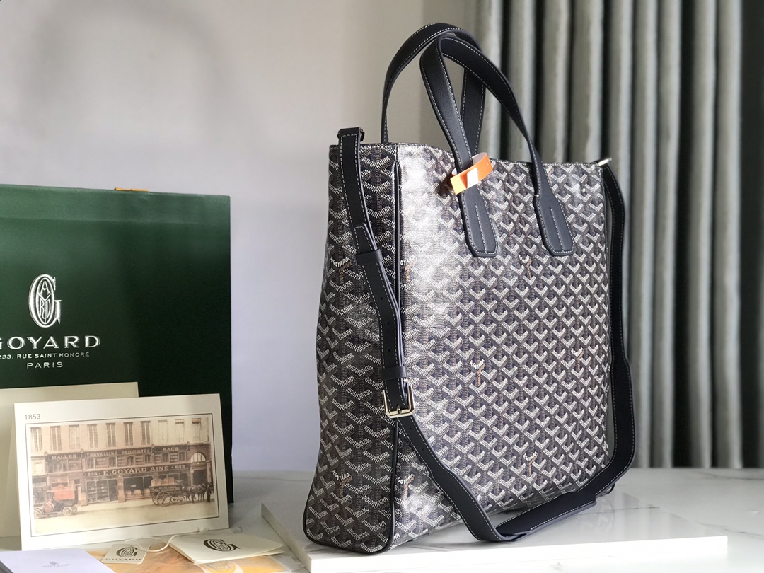 P1500 Goyard tote Voltaire bolso tote negro de los hombres es una versión vertical de la icónica bolsa de Saint Louis con delineación más estructurada de la funcionalidad de la bolsa combina gran capacidad con una estética sofisticada llena de glamour urbano y moderno correas de hombro de mano son más amplios comodidad de transporte tanto 🉑️ viajes de ocio y 🉑️ Trabajo de negocios con la correa de hombro para cambiar las diferentes formas de llevar la entrega de bolsas de regalo 🛍️ regalo para uso propio son cómodasTamaño: 38*35*11.5Código: 020190