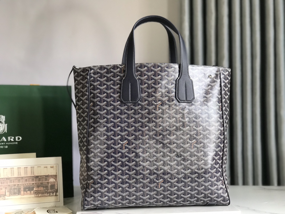 P1500 Goyard tote A mala de mão tote Voltaire para homem é uma versão vertical da icónica mala Saint Louis, com um delineamento mais estruturado da funcionalidade da mala, que combina uma grande capacidade e uma estética sofisticada, repleta de glamour urbano e moderno. As alças de ombro são mais largas e confortáveis, tanto em 🉑️ viagens de lazer como em 🉑️ negócios Trabalhar com a alça de ombro para mudar as diferentes formas de transportar a entrega do saco de presente 🛍️ Presente para auto-utilização são confortáveisTamanho: 38*35*11.5Código: 020190 verde