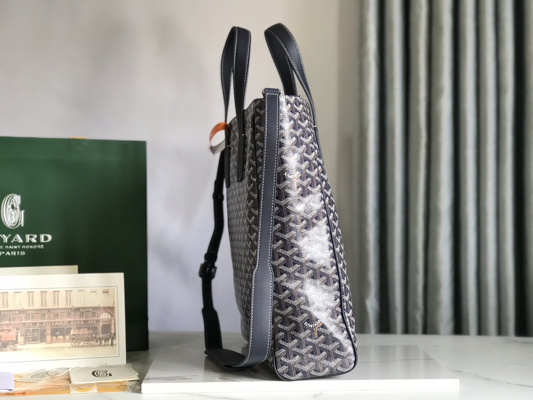 P1500 Goyard tote Voltaire bolso tote negro de los hombres es una versión vertical de la icónica bolsa de Saint Louis con delineación más estructurada de la funcionalidad de la bolsa combina gran capacidad con una estética sofisticada llena de glamour urbano y moderno correas de hombro de mano son más amplios comodidad de transporte tanto 🉑️ viajes de ocio y 🉑️ Trabajo de negocios con la correa de hombro para cambiar las diferentes formas de llevar la entrega de bolsas de regalo 🛍️ regalo para uso propio son cómodasTamaño: 38*35*11.5Código: 020190