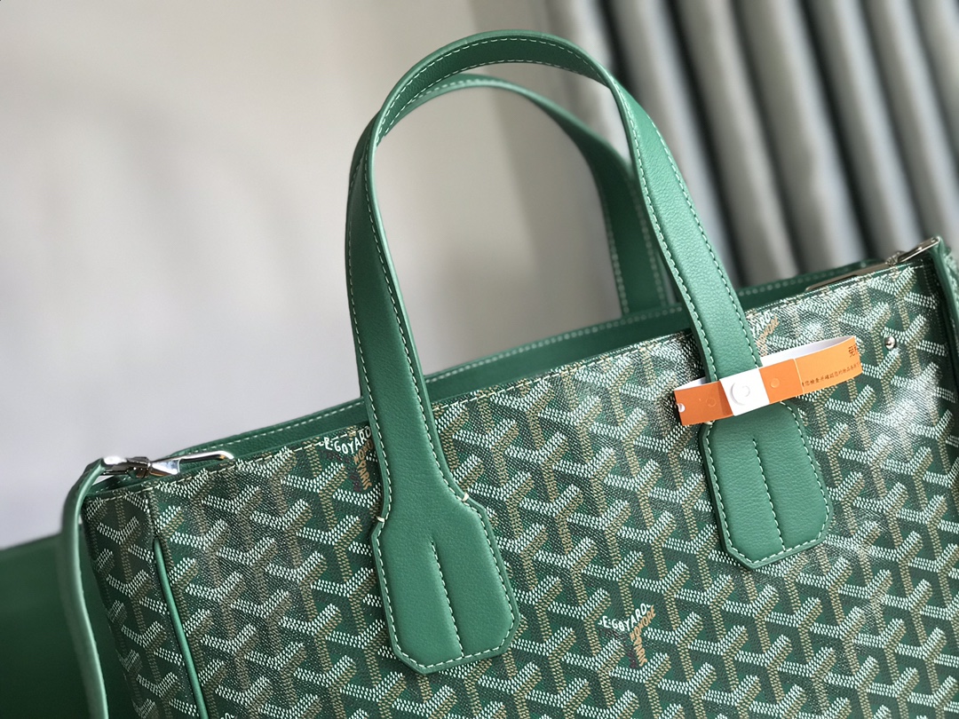 P1500 Goyard tote Voltaire men's tote handbag is a vertical version of the iconic Saint Louis bag with more structured scratch function bag both large capacity and exquisite aesthetic full of urban and modern charm handheld shoulder strap is relatively wide carrying comfort is extremely high both 🉑️ leisure travel and 🉑️ business Work with the shoulder strap to change the different ways of back delivery gift bag 🛍️ gift for personal use are comfortable Size: 38 * 35 * 11.5 Code: 020190 green - high imitation factory