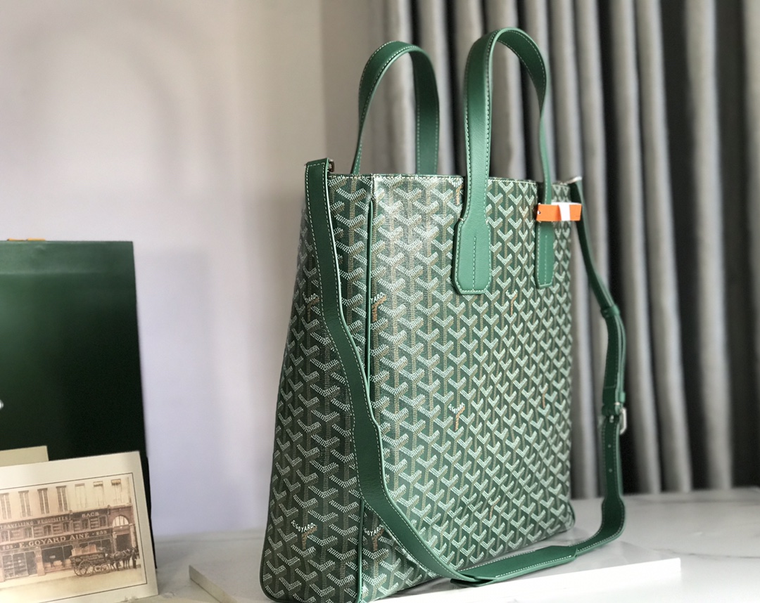 P1500 Goyard tote Voltaire men's tote handbag is a vertical version of the iconic Saint Louis bag with more structured scratch function bag both large capacity and exquisite aesthetic full of urban and modern charm handheld shoulder strap is relatively wide carrying comfort is extremely high both 🉑️ leisure travel and 🉑️ business Work with the shoulder strap to change the different ways of back delivery gift bag 🛍️ gift for personal use are comfortable Size: 38 * 35 * 11.5 Code: 020190 green - high imitation factory