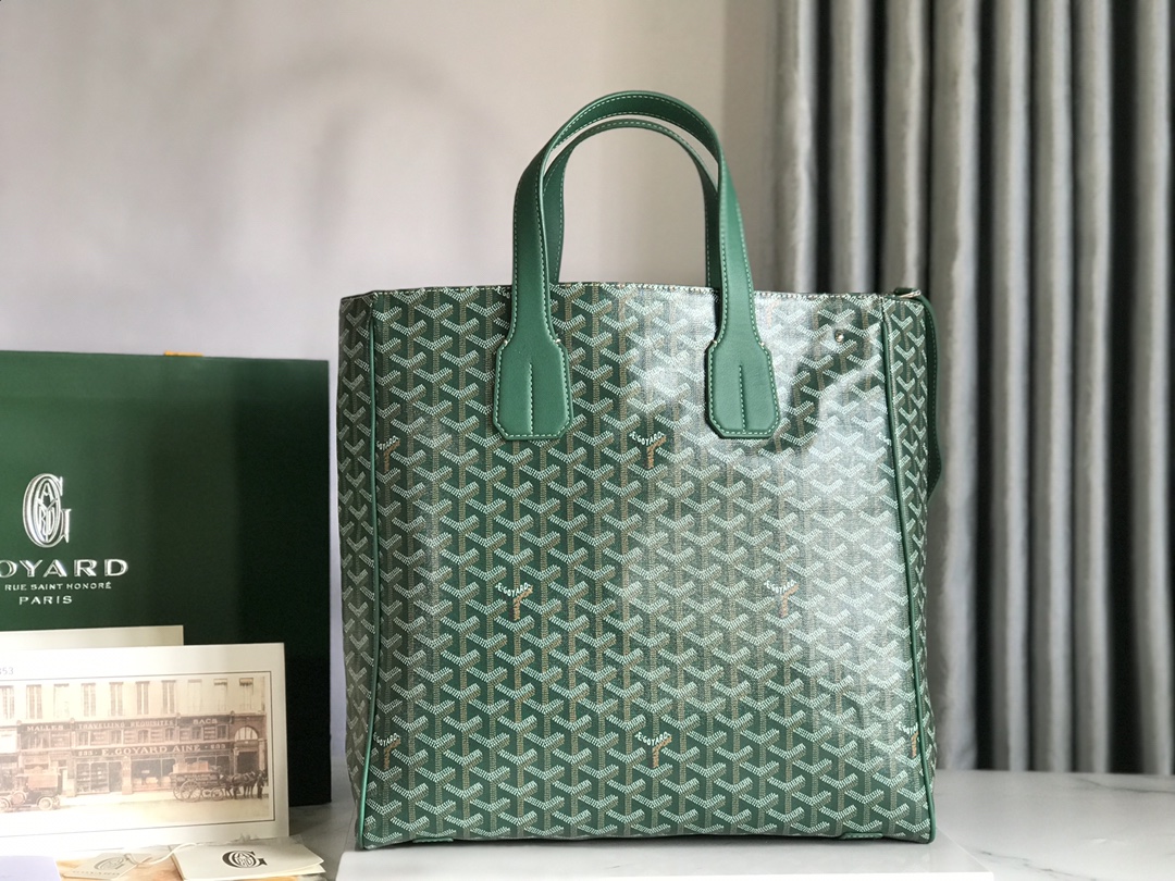 P1500 Goyard tote Voltaire men's tote handbag is a vertical version of the iconic Saint Louis bag with more structured scratch function bag both large capacity and exquisite aesthetic full of urban and modern charm handheld shoulder strap is relatively wide carrying comfort is extremely high both 🉑️ leisure travel and 🉑️ business Work with the shoulder strap to change the different ways of back delivery gift bag 🛍️ gift for personal use are comfortable Size: 38 * 35 * 11.5 Code: 020190 green - high imitation factory