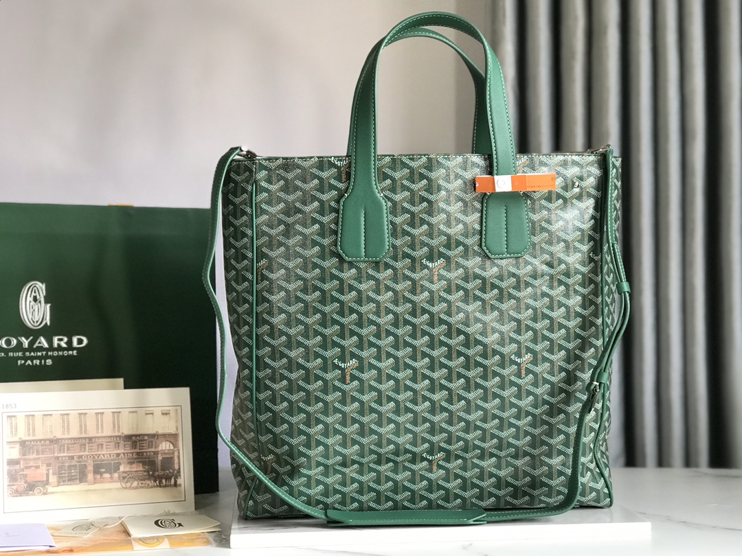 P1500 Goyard tote Voltaire men's tote handbag is a vertical version of the iconic Saint Louis bag with more structured scratch function bag both large capacity and exquisite aesthetic full of urban and modern charm handheld shoulder strap is relatively wide carrying comfort is extremely high both 🉑️ leisure travel and 🉑️ business Work with the shoulder strap to change the different ways of back delivery gift bag 🛍️ gift for personal use are comfortable Size: 38 * 35 * 11.5 Code: 020190 green - high imitation factory