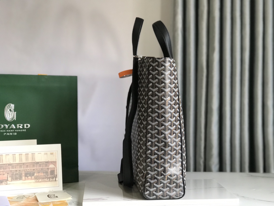 P1500 Goyard tote Voltaire bolso tote negro de los hombres es una versión vertical de la icónica bolsa de Saint Louis con delineación más estructurada de la funcionalidad de la bolsa combina gran capacidad con una estética sofisticada llena de glamour urbano y moderno correas de hombro de mano son más amplios comodidad de transporte tanto 🉑️ viajes de ocio y 🉑️ Trabajo de negocios con la correa de hombro para cambiar las diferentes formas de llevar la entrega de bolsas de regalo 🛍️ regalo para uso propio son cómodasTamaño: 38*35*11.5Código: 020190