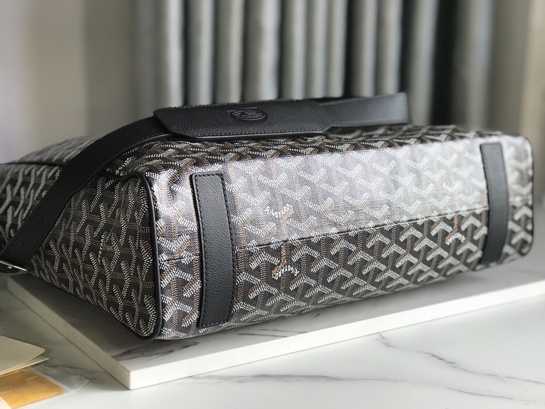 P1500 Goyard tote A mala de mão tote Voltaire para homem é uma versão vertical da icónica mala Saint Louis, com um delineamento mais estruturado da funcionalidade da mala, que combina uma grande capacidade e uma estética sofisticada, repleta de glamour urbano e moderno. As alças de ombro são mais largas e confortáveis, tanto em 🉑️ viagens de lazer como em 🉑️ negócios Trabalhar com a alça de ombro para mudar as diferentes formas de transportar a entrega do saco de presente 🛍️ Presente para auto-utilização são confortáveisTamanho: 38*35*11.5Código: 020190 verde