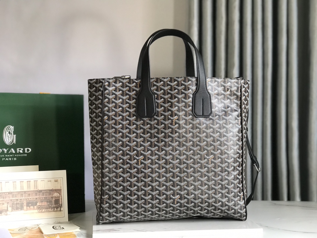 P1500 Goyard tote Voltaire black men's tote handbag is a vertical version of the iconic Saint Louis bag with more structured scratch function bag both large capacity and sophisticated aesthetic full of urban and modern charm handheld shoulder strap is relatively wide carrying comfort is extremely high both 🉑️ leisure travel and 🉑️ Business work with the shoulder strap to change different back delivery gift bag 🛍️ gift for self-use are comfortable Size: 38 * 35 * 11.5 Code: 020190-high imitation factory