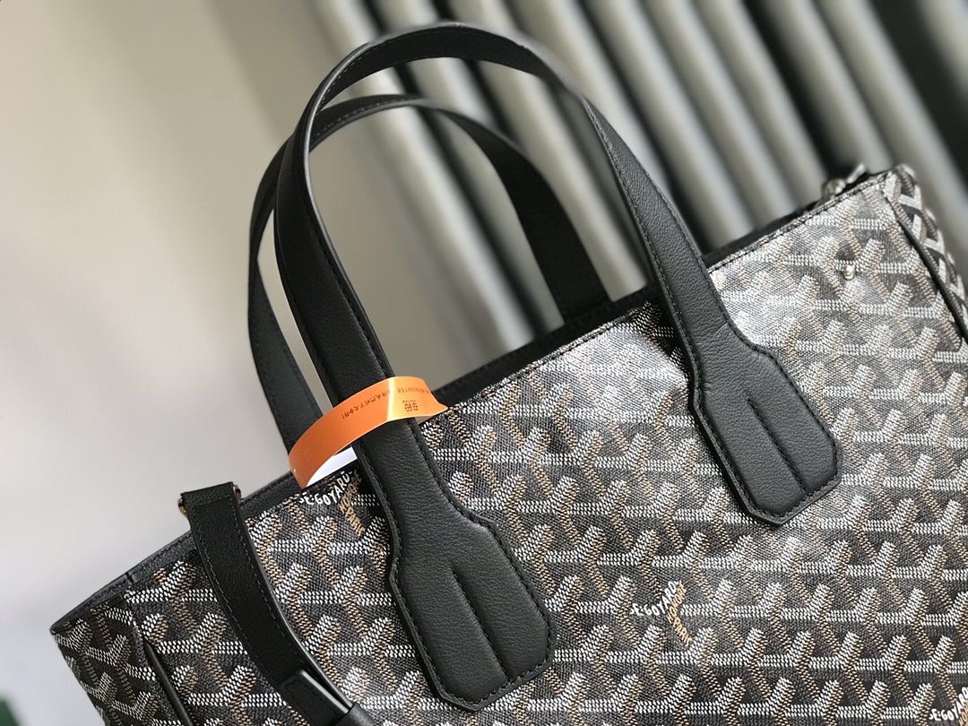 P1500 Goyard tote Voltaire black men's tote handbag is a vertical version of the iconic Saint Louis bag with more structured scratch function bag both large capacity and sophisticated aesthetic full of urban and modern charm handheld shoulder strap is relatively wide carrying comfort is extremely high both 🉑️ leisure travel and 🉑️ Business work with the shoulder strap to change different back delivery gift bag 🛍️ gift for self-use are comfortable Size: 38 * 35 * 11.5 Code: 020190-high imitation factory