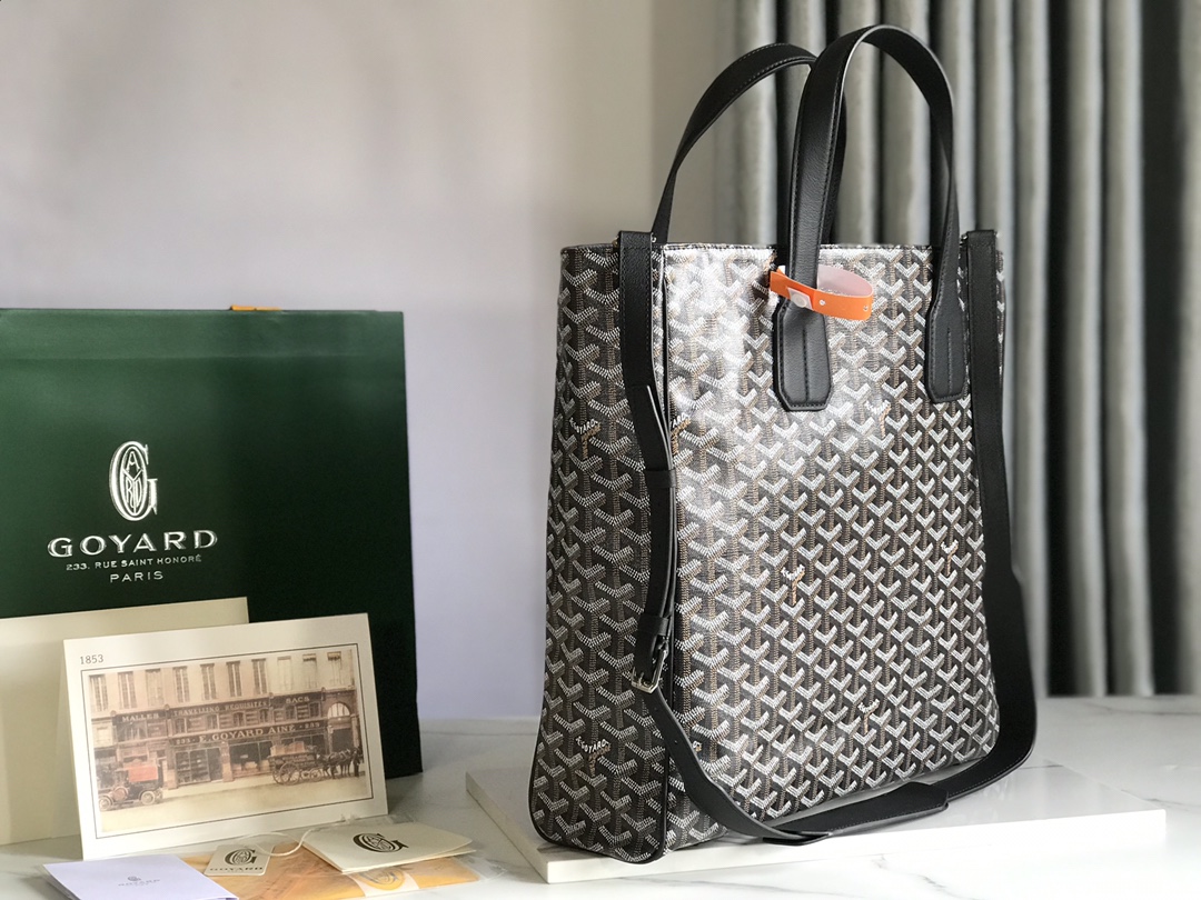 P1500 Goyard tote A mala de mão tote Voltaire para homem é uma versão vertical da icónica mala Saint Louis, com um delineamento mais estruturado da funcionalidade da mala, que combina uma grande capacidade e uma estética sofisticada, repleta de glamour urbano e moderno. As alças de ombro são mais largas e confortáveis, tanto em 🉑️ viagens de lazer como em 🉑️ negócios Trabalhar com a alça de ombro para mudar as diferentes formas de transportar a entrega do saco de presente 🛍️ Presente para auto-utilização são confortáveisTamanho: 38*35*11.5Código: 020190 verde