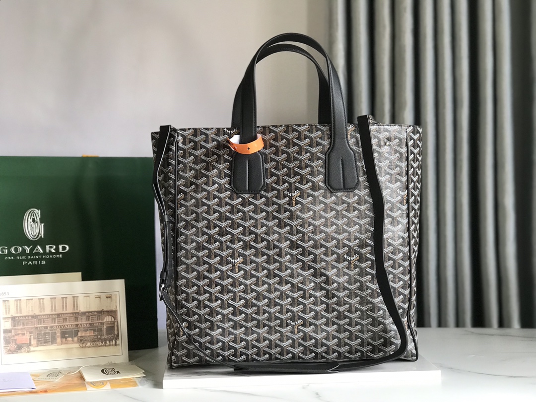 P1500 Goyard tote Voltaire black men's tote handbag is a vertical version of the iconic Saint Louis bag with more structured scratch function bag both large capacity and sophisticated aesthetic full of urban and modern charm handheld shoulder strap is relatively wide carrying comfort is extremely high both 🉑️ leisure travel and 🉑️ Business work with the shoulder strap to change different back delivery gift bag 🛍️ gift for self-use are comfortable Size: 38 * 35 * 11.5 Code: 020190-high imitation factory