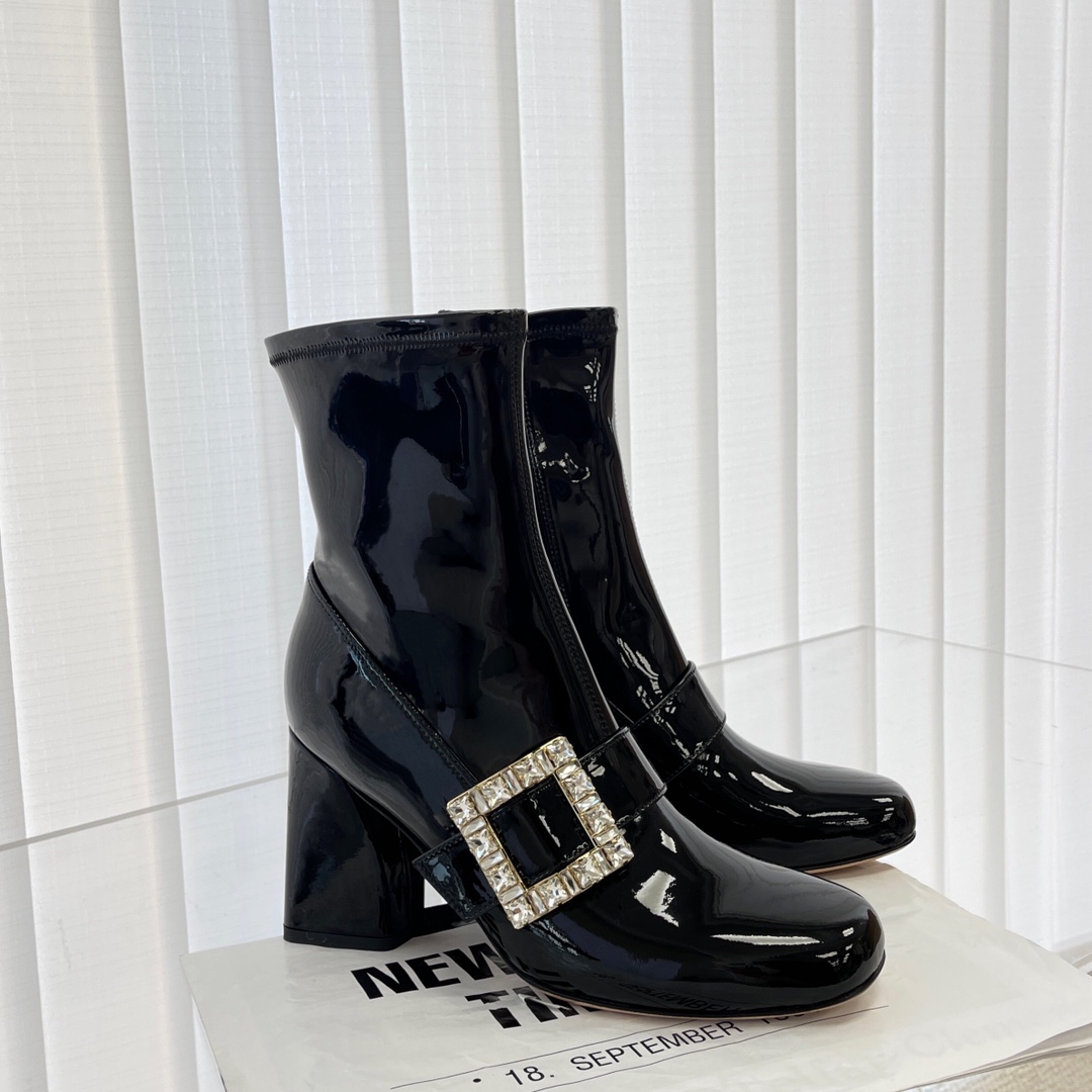 RV new side diamond buckle boots ! Matériau personnalisé, diamants, belles nouvelles hauteurs Comparer de façon décontractée tous les détails sont assez exquis ! Hauteur du talon 3cm et 9cm Taille : 34-40 (40 sur mesure non remboursable et non échangeable) P900-High Faux Bags