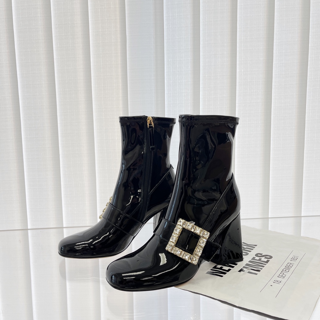 RV new side diamond buckle boots ! Matériau personnalisé, diamants, belles nouvelles hauteurs Comparer de façon décontractée tous les détails sont assez exquis ! Hauteur du talon 3cm et 9cm Taille : 34-40 (40 sur mesure non remboursable et non échangeable) P900-High Faux Bags