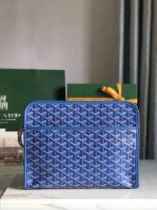 P920 Goyard Jouvence  蓝色洗漱包 👝👝
 Goyard Jouvence  洗漱包系列一直是Goyard生活和旅行艺术的经典之作！牛皮手工制作 搭配黄色里布、内外均有一个隔层设计👛👛简约轻盈牢固耐用内衬干净整洁外观优雅时尚是旅途中不可或缺的功能性产品💃💃
 🔆大号洗漱包是收纳大容量的完美之选🔆小号洗漱包外出随身携带容纳急速补妆的单品亦可作为小钱包和手拿包使用是Goyard 实用性和都市风格的代表之作
尺寸 GM size ：30x23×7.5cm
🔎 020201-高仿包包