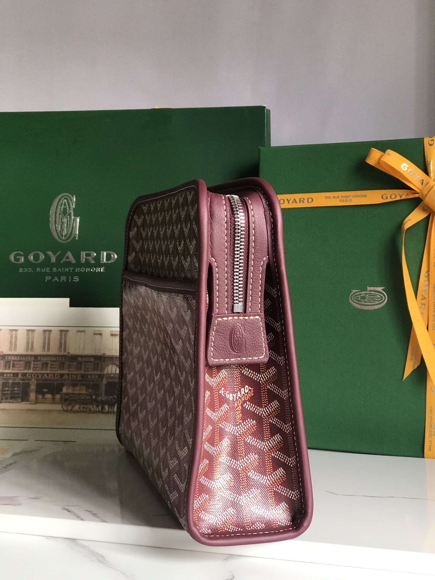 图片[2]-P920 Goyard Jouvence  酒红洗漱包 👝👝
 Goyard Jouvence  洗漱包系列一直是Goyard生活和旅行艺术的经典之作！牛皮手工制作 搭配黄色里布、内外均有一个隔层设计👛👛简约轻盈牢固耐用内衬干净整洁外观优雅时尚是旅途中不可或缺的功能性产品💃💃
 🔆大号洗漱包是收纳大容量的完美之选🔆小号洗漱包外出随身携带容纳急速补妆的单品亦可作为小钱包和手拿包使用是Goyard 实用性和都市风格的代表之作
尺寸 GM size ：30×23×7.5cm
🔎 020201-高仿包包