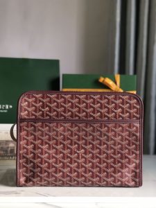 حقيبة غسيل P920 Goyard Jouvence Wash Bag باللون العنابي 👝👝👝 لطالما كانت مجموعة حقائب غسيل Goyard Jouvence من جيارد من القطع الكلاسيكية في فن الحياة والسفر! مصنوعة يدويًا من جلد البقر مع بطانة صفراء ومقصورة واحدة من الداخل والخارج 👛👛👛 بسيطة وخفيفة الوزن وقوية ومتينة مع بطانة نظيفة ومظهر أنيق وعصري، إنها منتج عملي لا غنى عنه للسفر 💃💃💃🔆 حقيبة الغسيل الكبيرة مثالية للتخزين الخيار المثالي للسعة الكبيرة 🔆حقيبة أدوات الزينة الصغيرة للخروج وحملها معك لحمل قطعة واحدة من المكياج في عجلة من أمرك يمكن استخدامها أيضًا كمحفظة صغيرة وحقيبة قابض هي حقيبة غويارد العملية والأسلوب الحضري الذي يمثل عمل جيار الحجم الحجم الحجم العام: 30 × 23 × 7.5 سم 🔎 020201- مصنع الأزياء الراقية