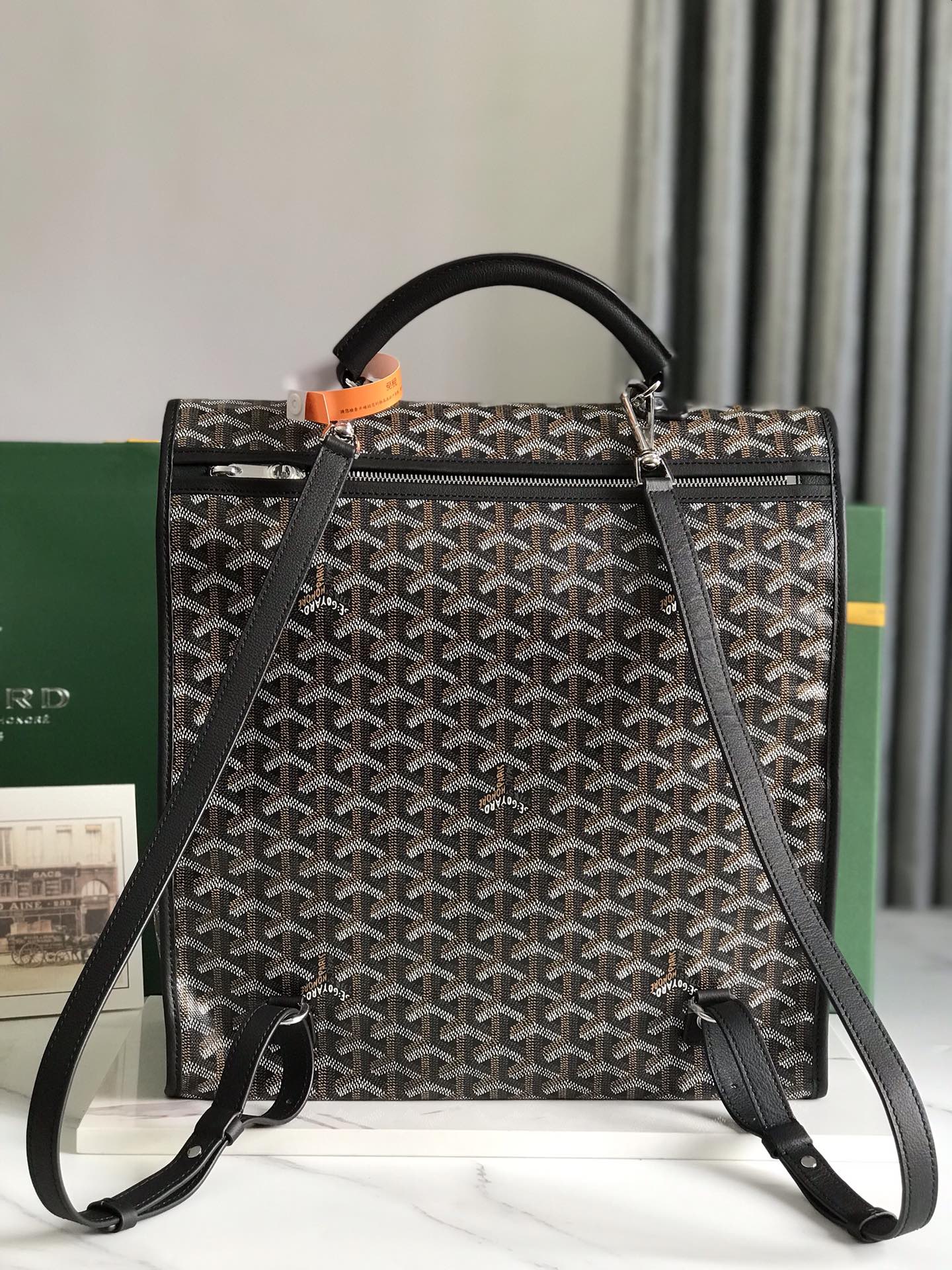 图片[3]-P1420 Goyard Saint Leger黑棕色折叠背包
Saint Leger包沿袭了Goyard一贯的模块化设计与功能性原则内部空间超大Max配备可拆卸、可调节的肩带更能巧妙转换作为公文包或背包使用是日常出行必不可少的绝佳伴侣❤️
尺寸：33*35*16cm
🔎：020318黑棕色-高仿包包