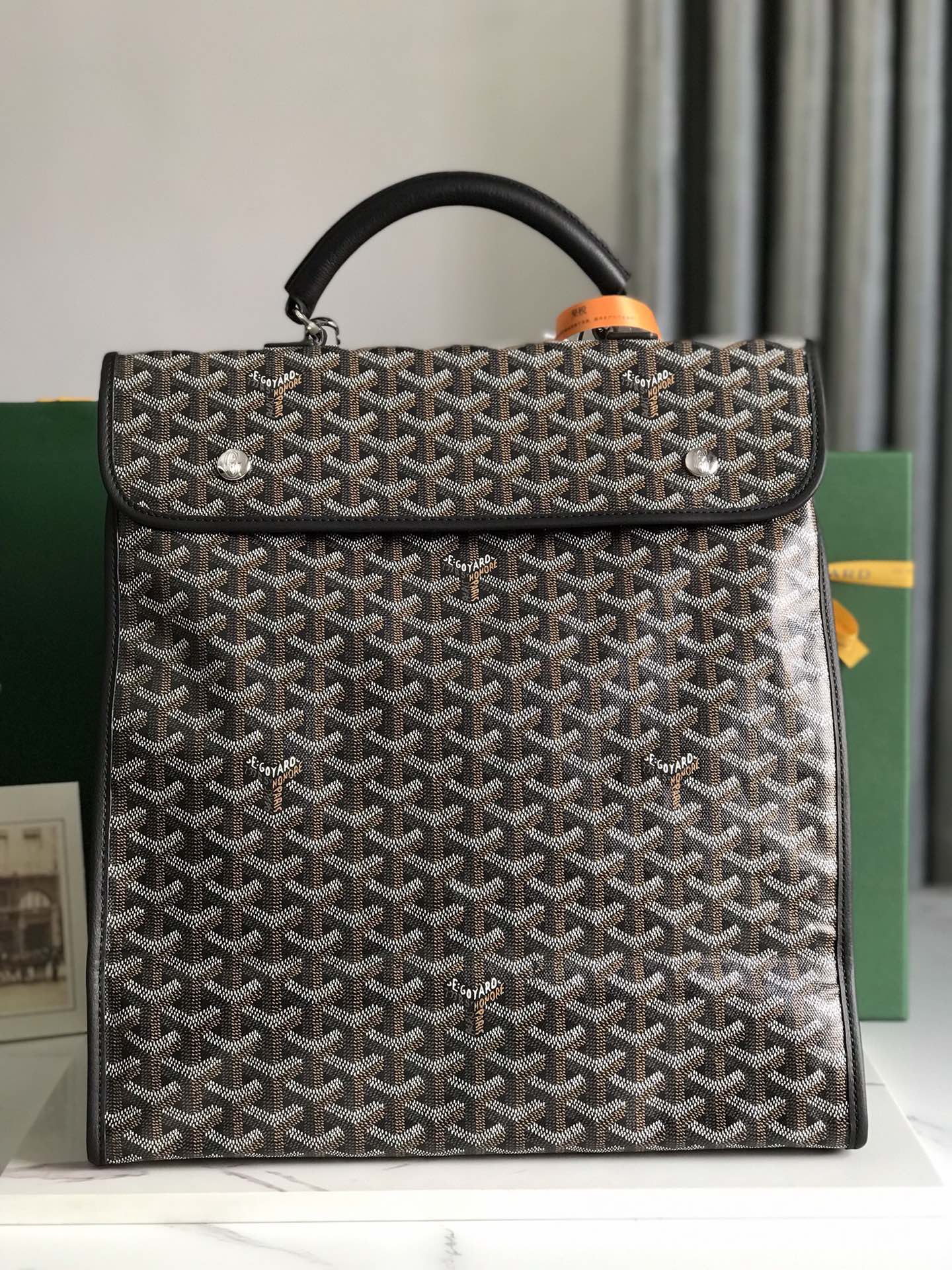 P1420 Goyard Saint Leger黑棕色折叠背包
Saint Leger包沿袭了Goyard一贯的模块化设计与功能性原则内部空间超大Max配备可拆卸、可调节的肩带更能巧妙转换作为公文包或背包使用是日常出行必不可少的绝佳伴侣❤️
尺寸：33*35*16cm
🔎：020318黑棕色-高仿包包