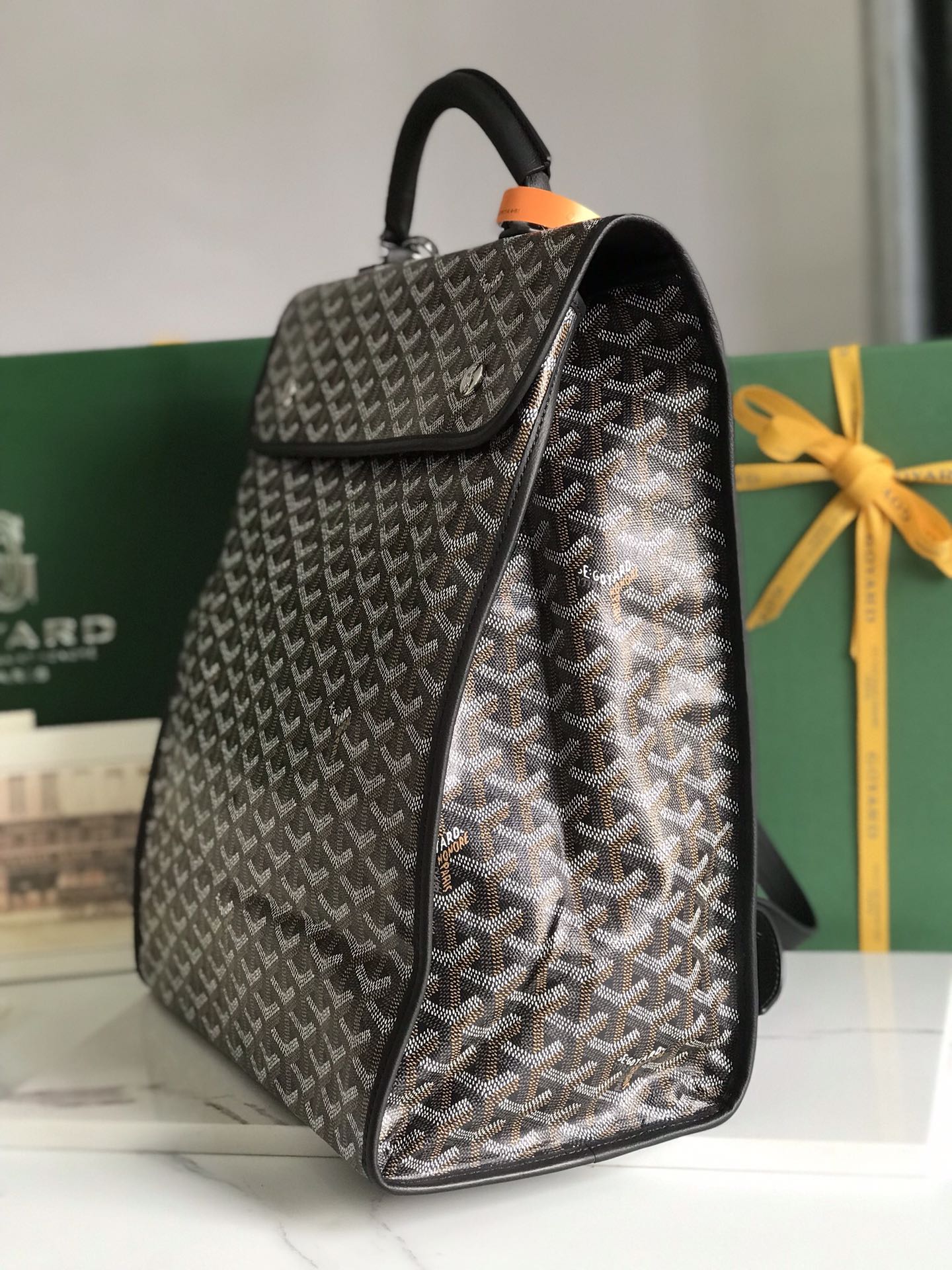 P1420 Goyard Saint Leger Mochila Dobrável BrancaA bolsa Saint Leger segue o princípio Goyard de design modular e funcionalidade com um grande espaço interno. A Max com alças de ombro destacáveis e ajustáveis pode ser habilmente convertida numa pasta ou mochila, que é a companheira perfeita para as viagens diárias. ❤️Tamanho: 33*35*16cm🔎:020318Branco