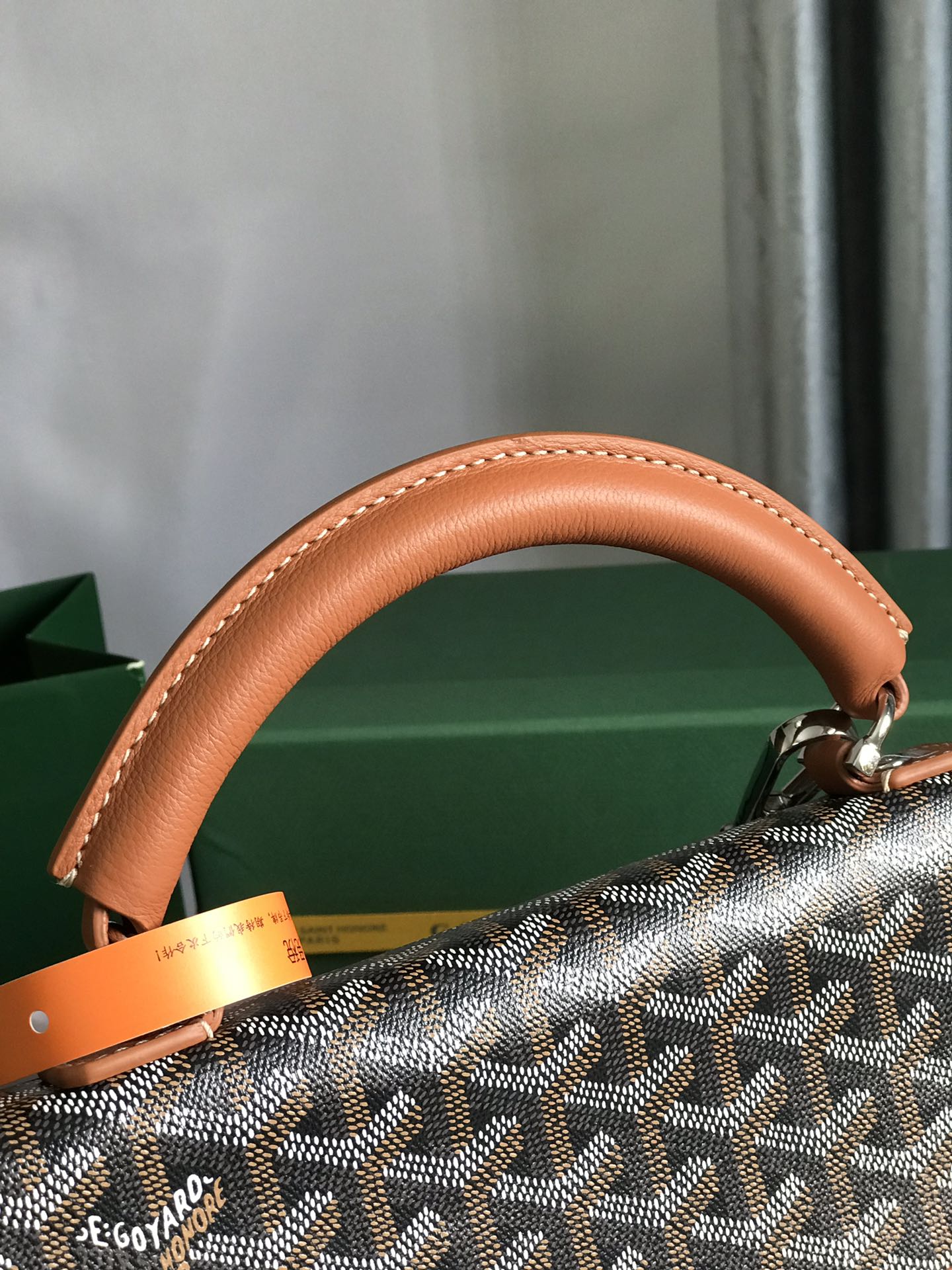 P1420 Goyard Saint Leger Orange Folding BackpackSaint Leger bag follows Goyard's consistent modular design and functionality principlesInterior space is oversizedMax is equipped with removable, adjustable shoulder straps can be cleverly converted as a briefcase or backpack to use as an essential companion for daily travel ❤️Size: 33*35*16cm 🔎: 020318 orange color - high imitation factory