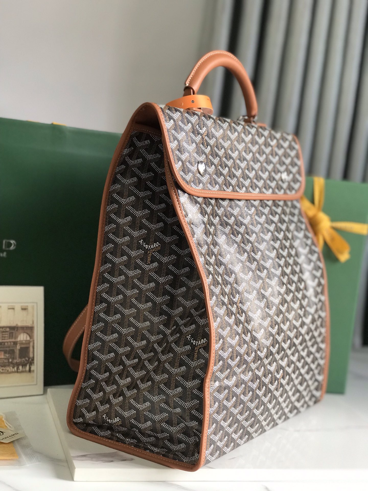 P1420 Goyard Saint Leger Orange Folding BackpackSaint Leger bag follows Goyard's consistent modular design and functionality principlesInterior space is oversizedMax is equipped with removable, adjustable shoulder straps can be cleverly converted as a briefcase or backpack to use as an essential companion for daily travel ❤️Size: 33*35*16cm 🔎: 020318 orange color - high imitation factory