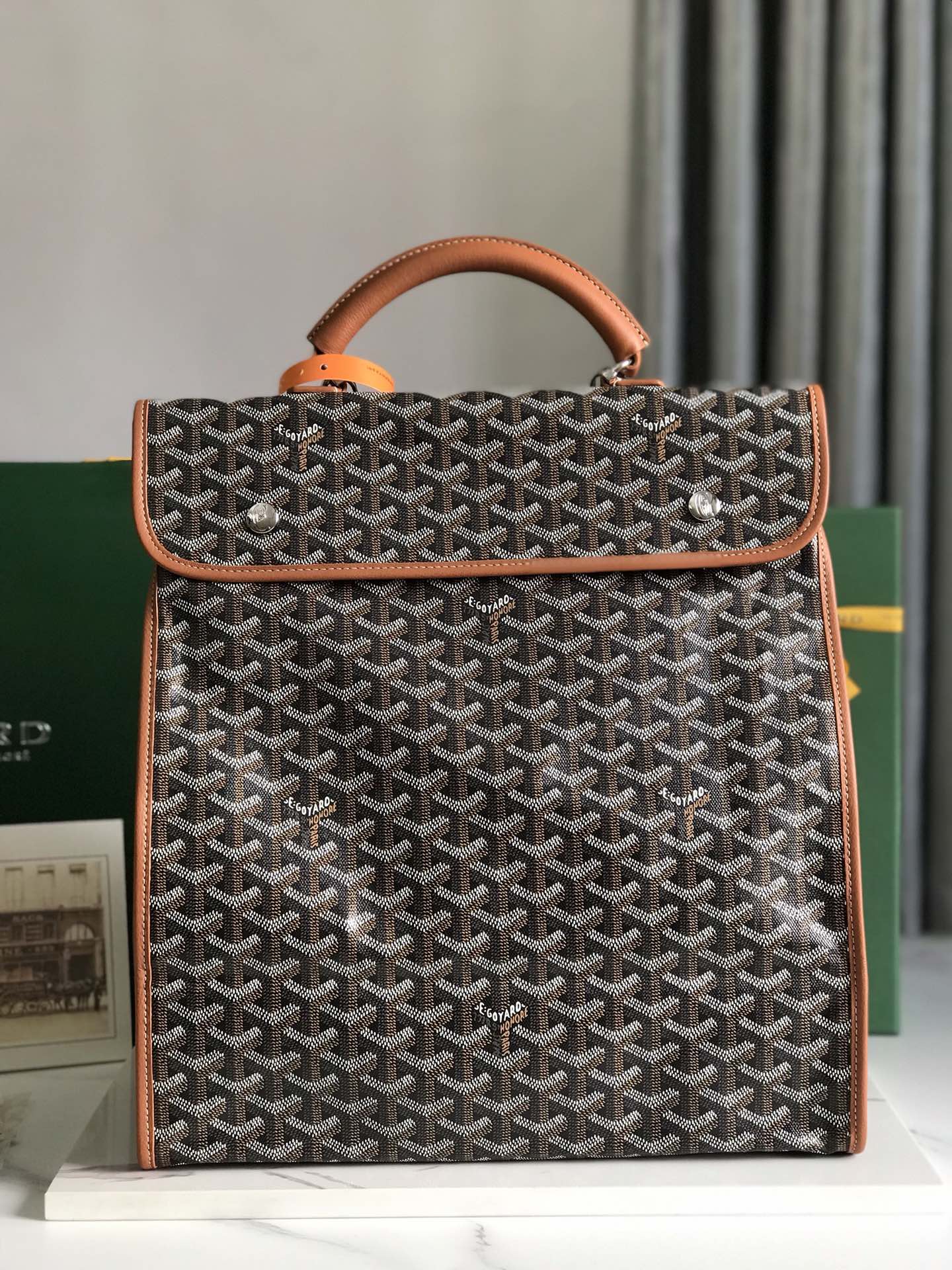 P1420 Goyard Saint Leger棕色折叠背包
Saint Leger包沿袭了Goyard一贯的模块化设计与功能性原则内部空间超大Max配备可拆卸、可调节的肩带更能巧妙转换作为公文包或背包使用是日常出行必不可少的绝佳伴侣❤️
尺寸：33*35*16cm
🔎：020318棕色-高仿包包