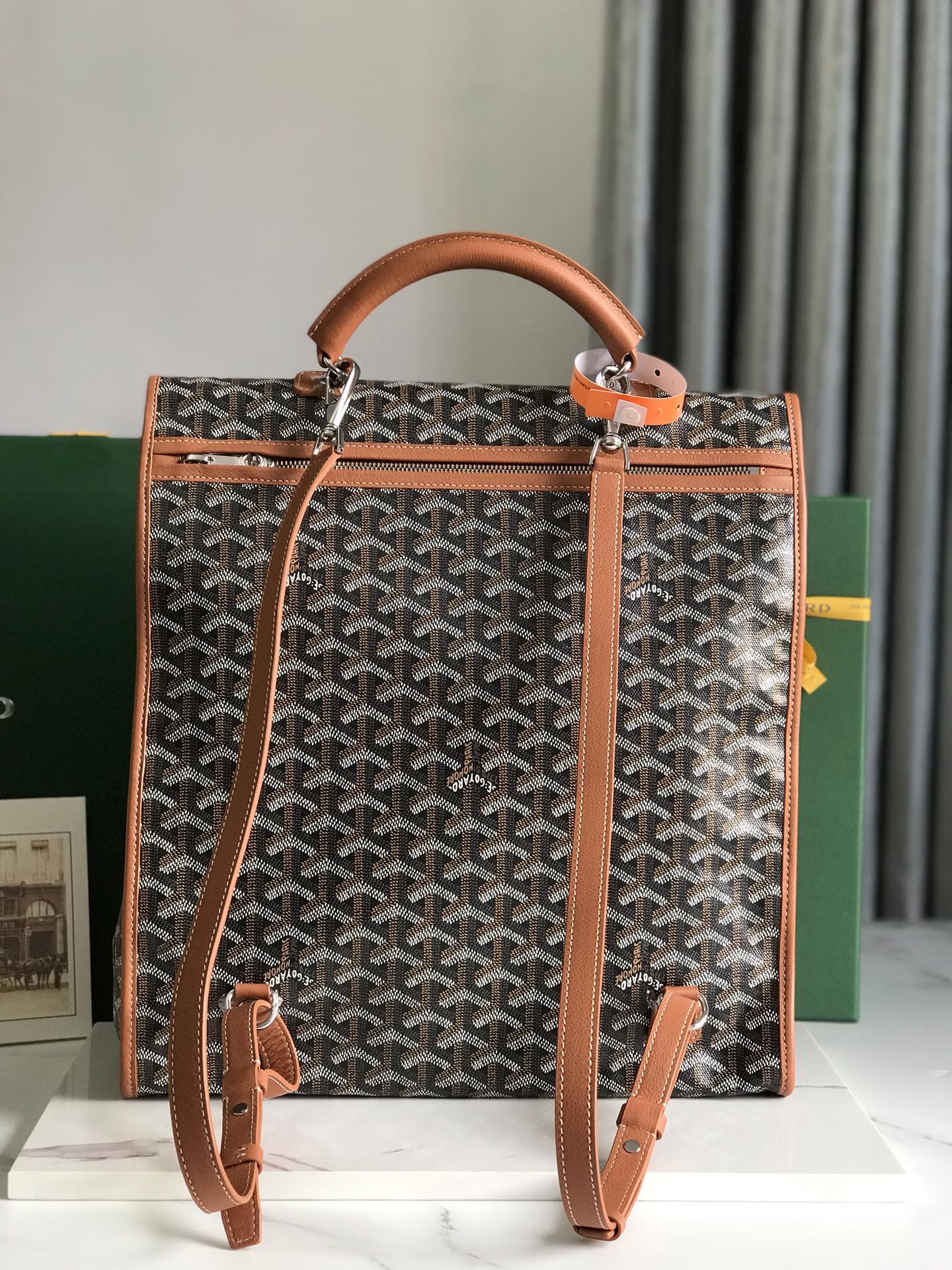 P1420 Goyard Saint Leger Mochila Dobrável LaranjaA bolsa Saint Leger segue o princípio Goyard de design modular e funcionalidade com um grande espaço interno. A Max com alças de ombro destacáveis e ajustáveis pode ser habilmente convertida numa pasta ou mochila, um companheiro essencial para as viagens diárias ❤️Tamanho: 33*35*16cm🔎: 020318 Laranja