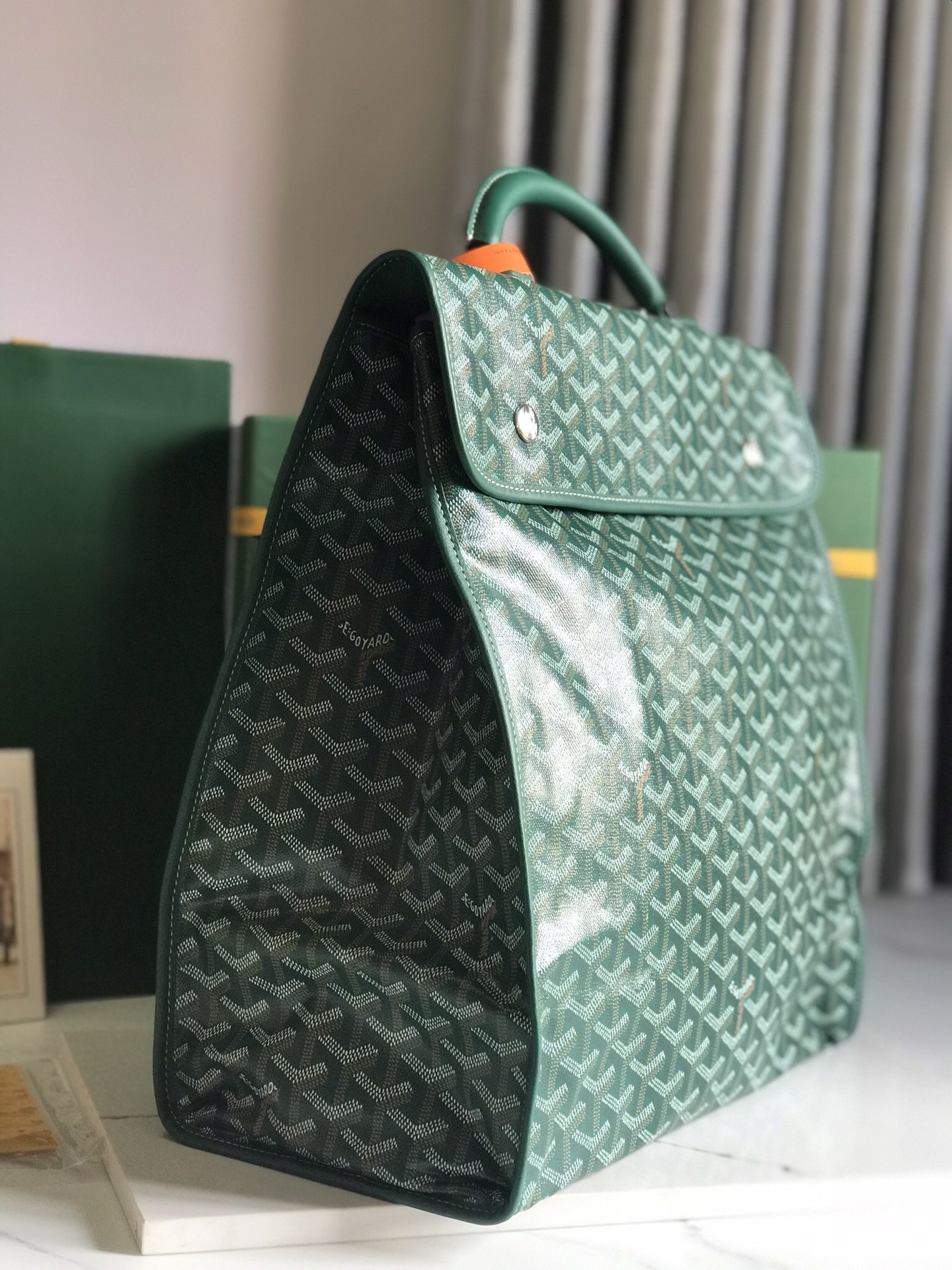 P1420 Goyard Saint Leger Orange Folding BackpackSaint Leger bag follows Goyard's consistent modular design and functionality principlesInterior space is oversizedMax is equipped with removable, adjustable shoulder straps can be cleverly converted as a briefcase or backpack to use as an essential companion for daily travel ❤️Size: 33*35*16cm 🔎: 020318 orange color - high imitation factory