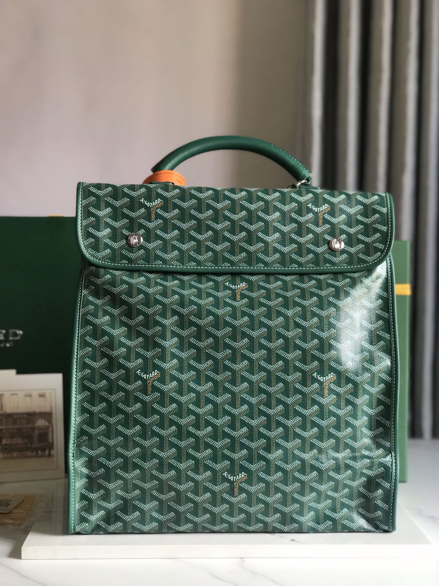 P1420 Goyard Saint Leger Green Folding BackpackSaint Leger bag follows Goyard's consistent modular design and functionality principlesInterior space is largeMax equipped with removable, adjustable shoulder straps can be cleverly converted as a briefcase or backpack to use as an essential companion for daily travel ❤️Size: 33*35*16cm020318グリーン-ハイフェイクバッグ